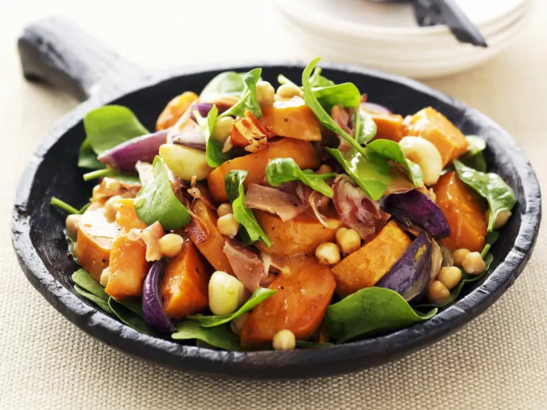 Salat aus Süßkartoffeln, roten Zwiebeln und Spinat
