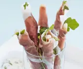 Grissini umwickelt mit Schinken und Rucola, dazu Gorgonzola-Dip