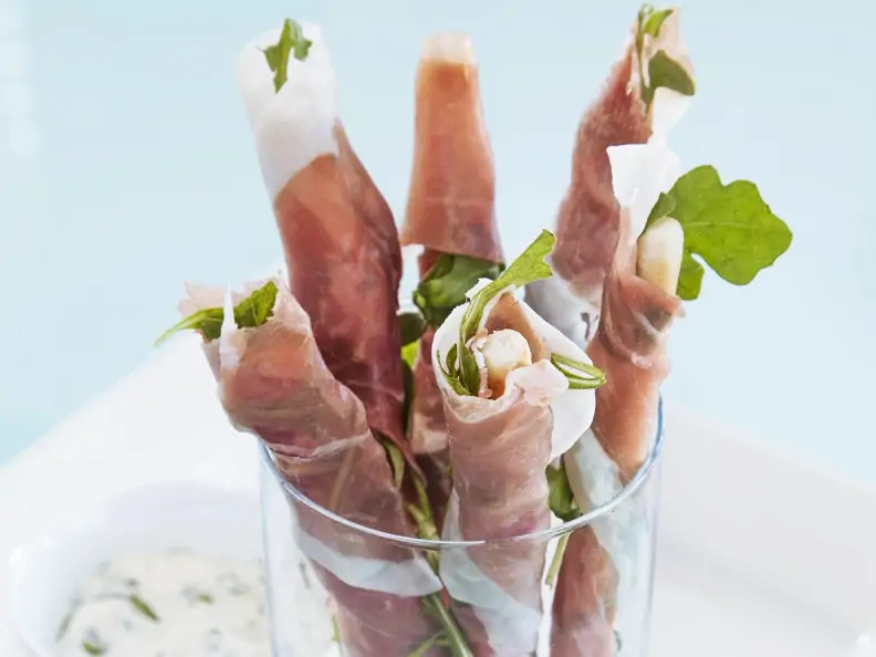 Grissini umwickelt mit Schinken und Rucola, dazu Gorgonzola-Dip