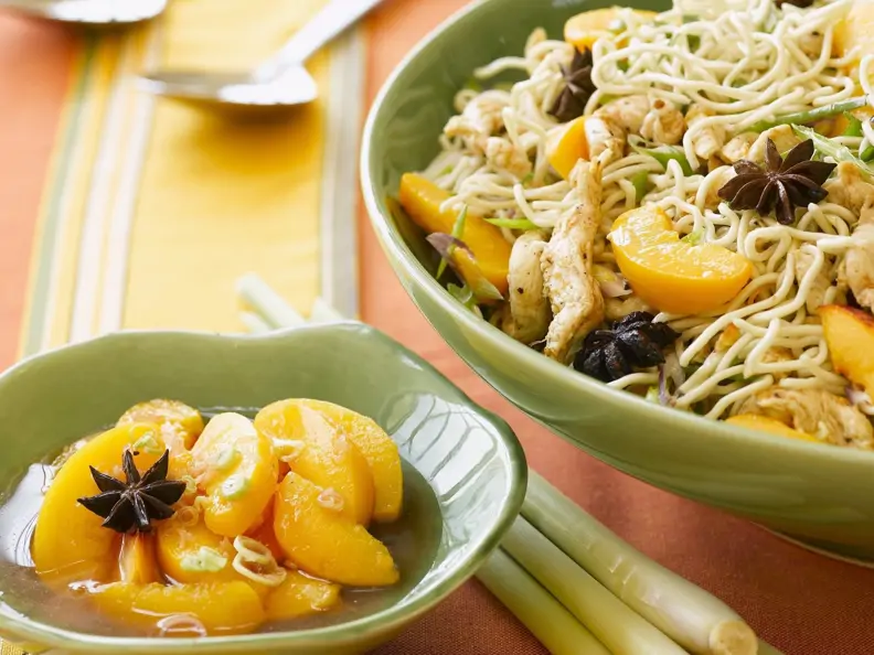 Pikanter Nudelsalat mit Huhn, Pfirsich, Zitronengras und Sternanis