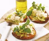 Röstbrote mit Fenchel und Krebsfleisch