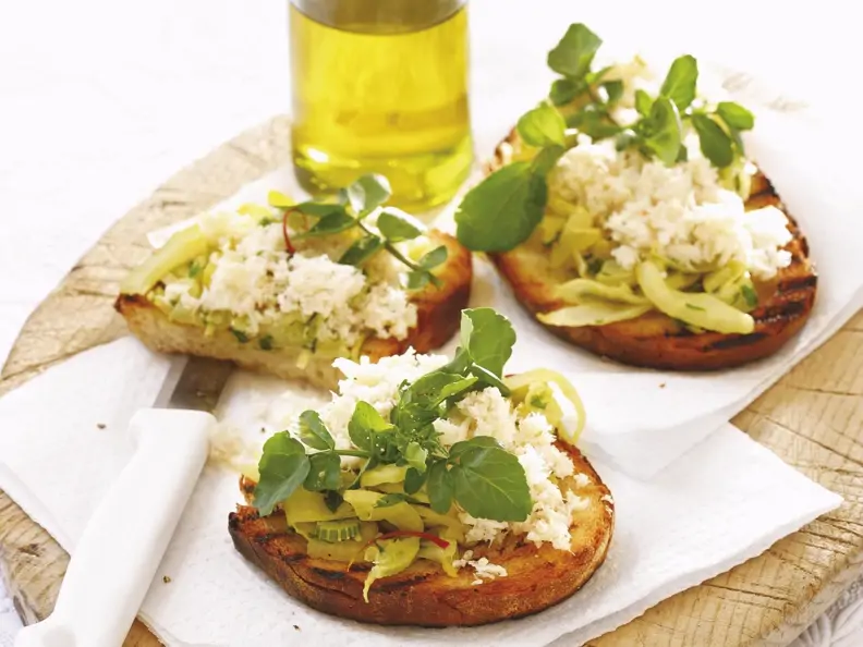 Röstbrote mit Fenchel und Krebsfleisch