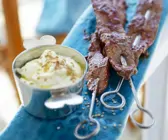 Fleischspieße auf indische Art (Tandoori) mit Dip