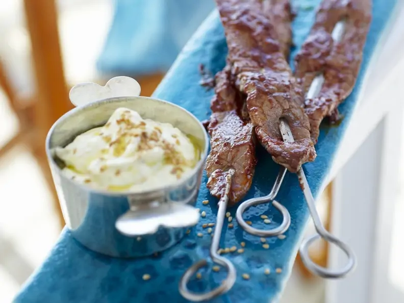 Fleischspieße auf indische Art (Tandoori) mit Dip