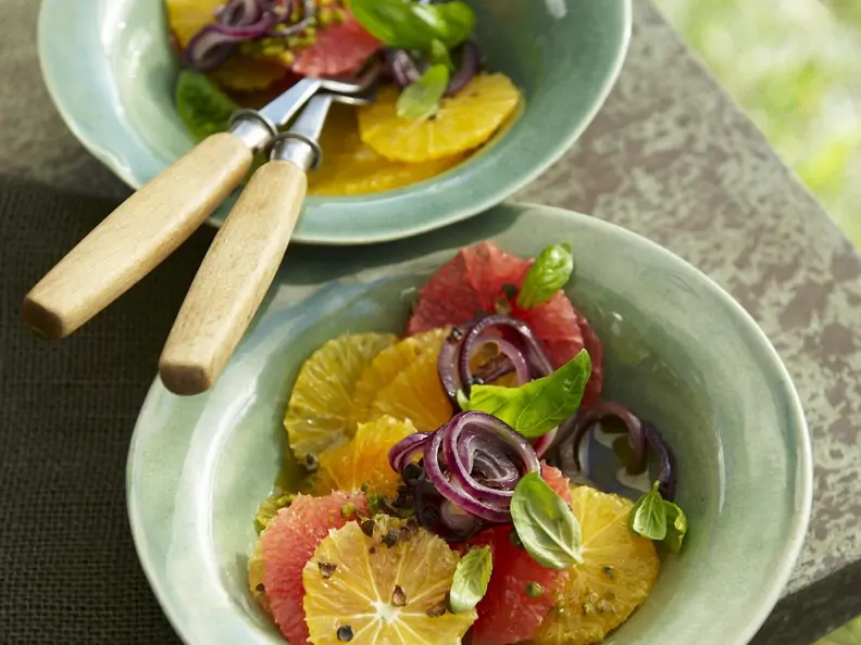 Zitrusfrüchtesalat mit roten Zwiebeln