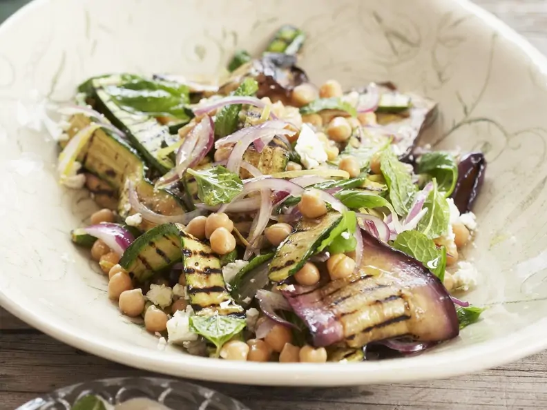 Auberginen-Zucchini-Salat mit Kichererbsen