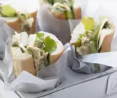 Baguette mit Hähnchen, Rucolapesto, Avocado und Parmesan