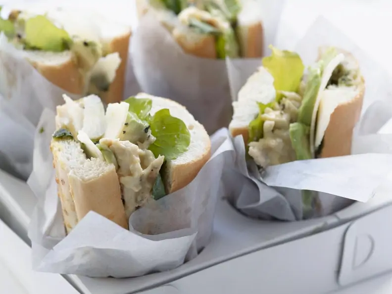 Baguette mit Hähnchen, Rucolapesto, Avocado und Parmesan