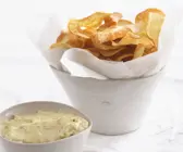 Frittierte Kartoffelscheiben mit Knoblauch-Avocado-Creme