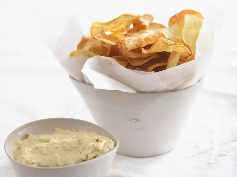 Frittierte Kartoffelscheiben mit Knoblauch-Avocado-Creme