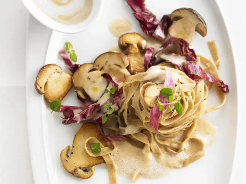 Pasta mit Steinpilz-Radicchio-Soße