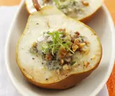 Gefüllte Birnen mit Blauschimmelkäse und Walnüssen überbacken
