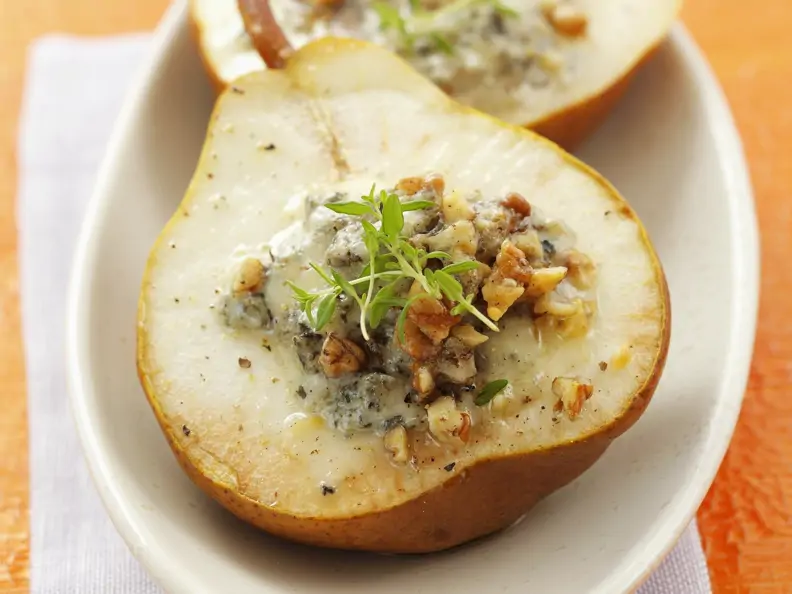 Gefüllte Birnen mit Blauschimmelkäse und Walnüssen überbacken