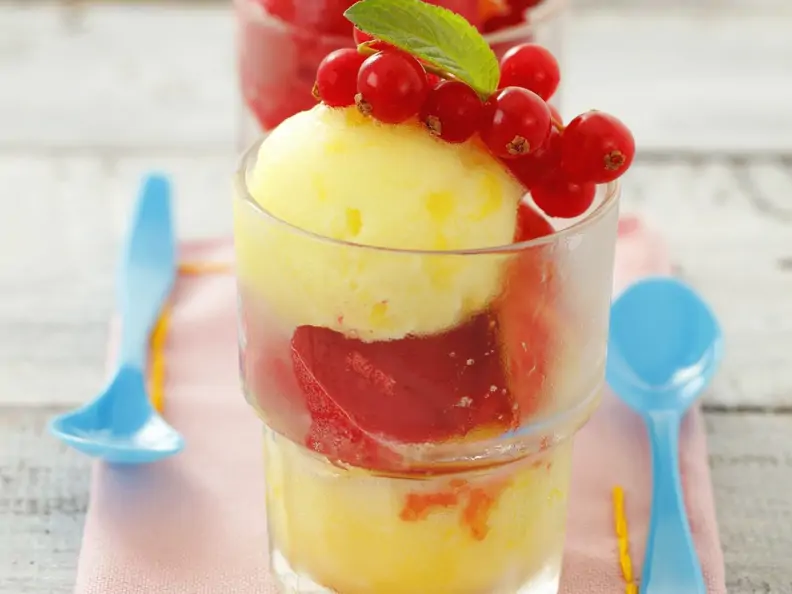 Pfirsich-Sorbet mit Johannisbeeren
