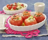 Tomaten mit Erbsen, Zucchini und Reis gefüllt