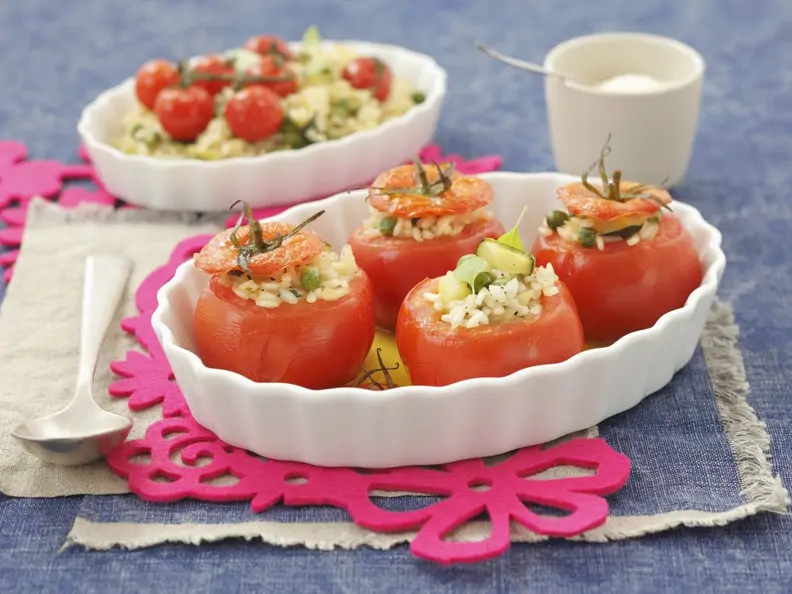 Tomaten mit Erbsen, Zucchini und Reis gefüllt