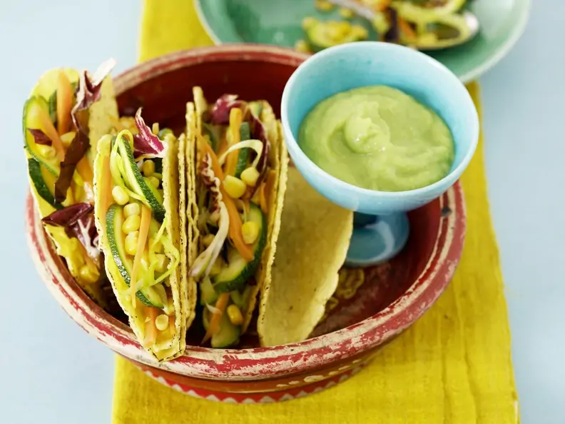 Tacos mit Gemüse und Guacamole