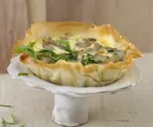 Artischockenquiche und Pilzen