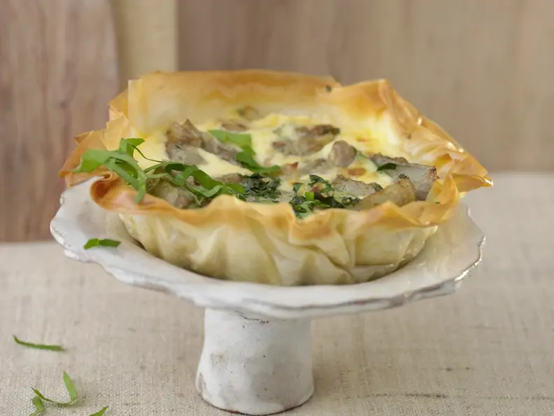 Artischockenquiche und Pilzen