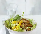 Fruchtiger Gurkensalat mit Sesam-Tofu-Stäbchen
