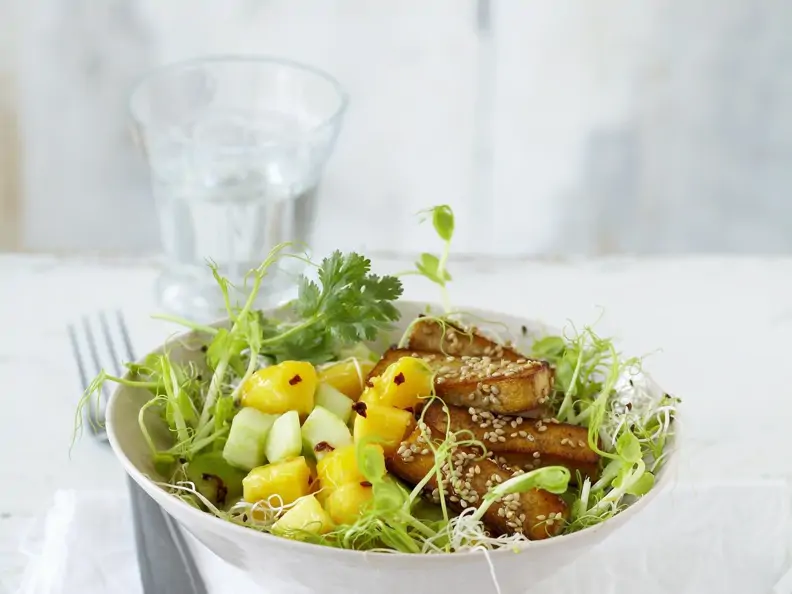 Fruchtiger Gurkensalat mit Sesam-Tofu-Stäbchen