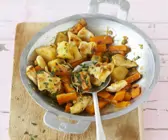 Wokpfanne mit Hähnchen, Karotten und Quitten
