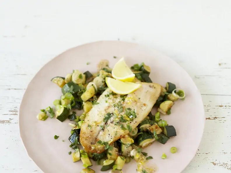 Zitroniges Fischfilet mit Zucchinigemüse