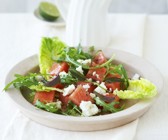 Blattsalat mit Wassermelone und Schafskäse