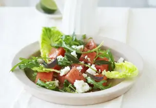 Blattsalat mit Wassermelone und Schafskäse