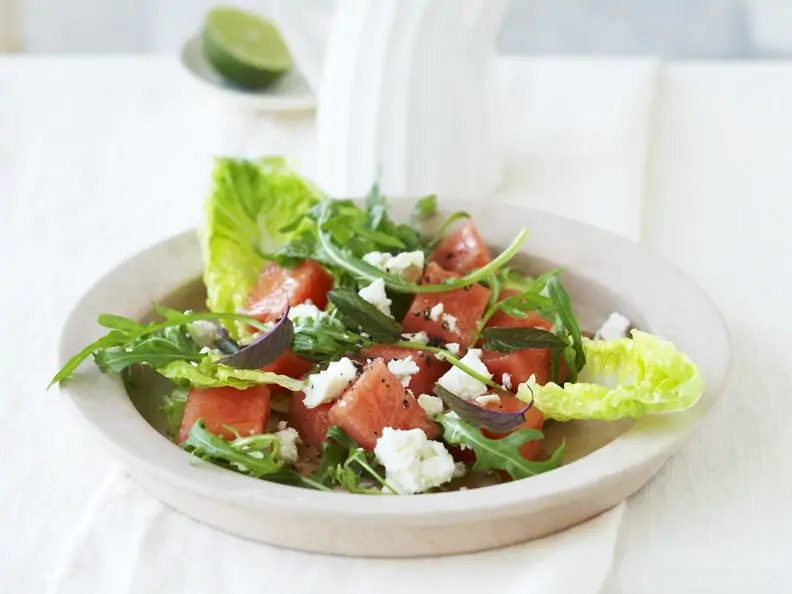 Blattsalat mit Wassermelone und Schafskäse