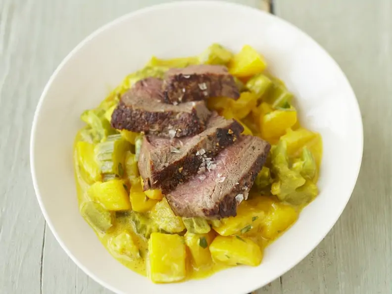 Rinderfilet mit Kartoffeln in Safransauce