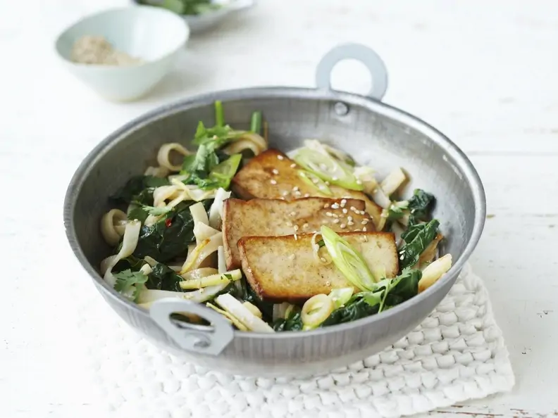 Reisnudeln mit Spinat und Tofu
