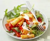 Scharfer Pastasalat mit Tomate, Kapern und Rucola