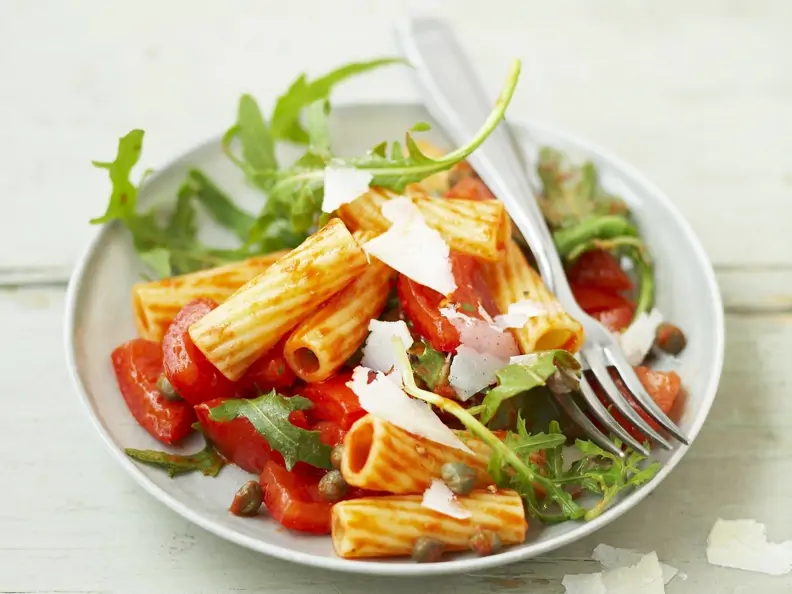Scharfer Pastasalat mit Tomate, Kapern und Rucola