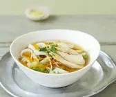 Frische Hühnersuppe mit Reisnudeln und Ingwer