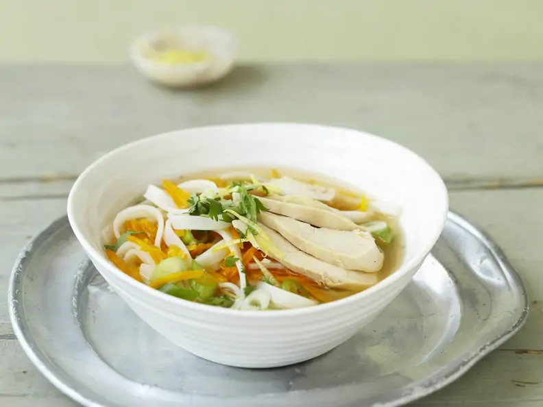 Frische Hühnersuppe mit Reisnudeln und Ingwer
