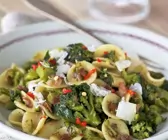 Pasta mit luftgetrocknetem Schinken (Pancetta), Brokkoli und Parmesan
