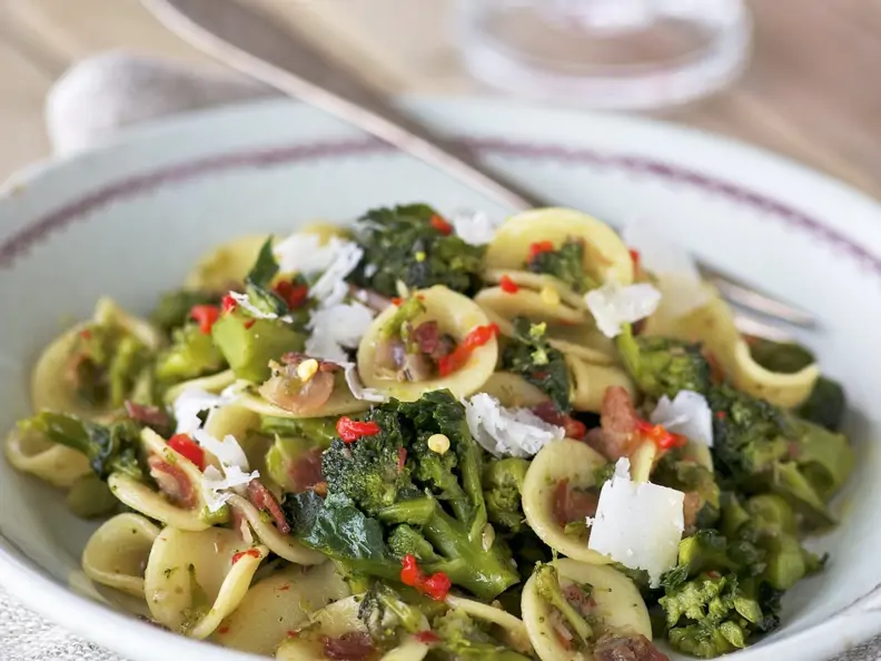 Pasta mit luftgetrocknetem Schinken (Pancetta), Brokkoli und Parmesan