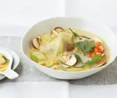 Kokossuppe mit Garnelen und Teigtaschen (Wan Tan)