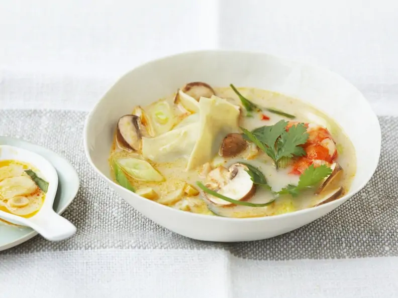 Kokossuppe mit Garnelen und Teigtaschen (Wan Tan)