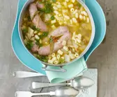 Nudelsuppe mit scharfer Wurst (Salsiccia)