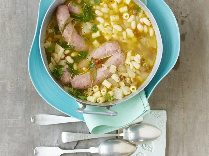 Nudelsuppe mit scharfer Wurst (Salsiccia)