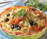 Nudelgratin mit Oliven und Kräutern