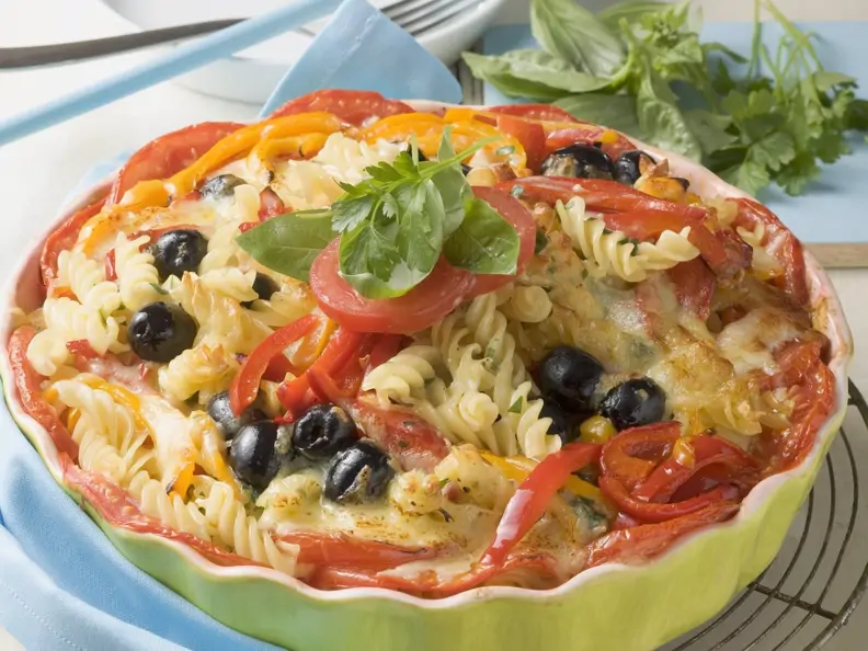 Nudelgratin mit Oliven und Kräutern