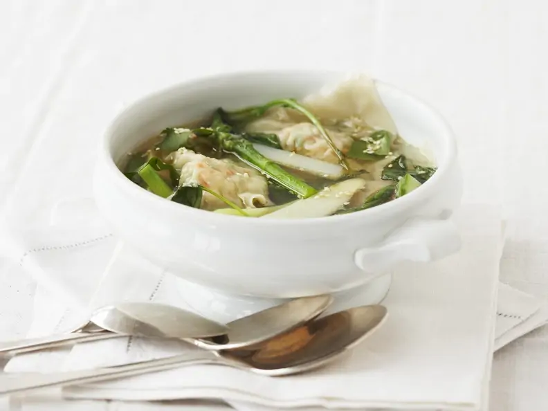 Spargelsuppe mit Garnelen-Teigtaschen (Wan Tan)