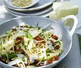 Grüner Spargel-Käsesalat mit getrockneten Tomaten