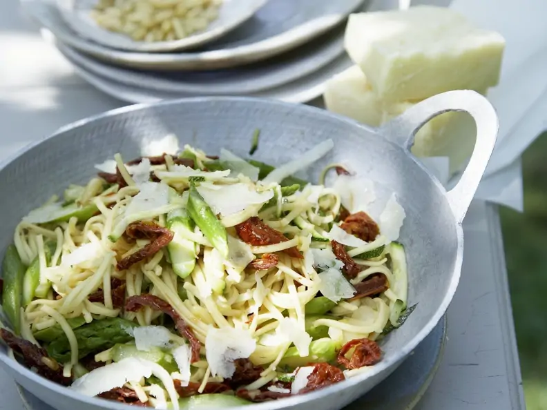 Grüner Spargel-Käsesalat mit getrockneten Tomaten