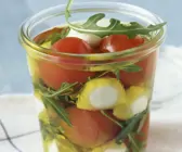Cherrytomaten und Mini-Mozzarella in Marinade