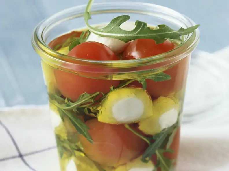 Cherrytomaten und Mini-Mozzarella in Marinade