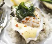 Austern auf Spinat mit würziger Hollandaise